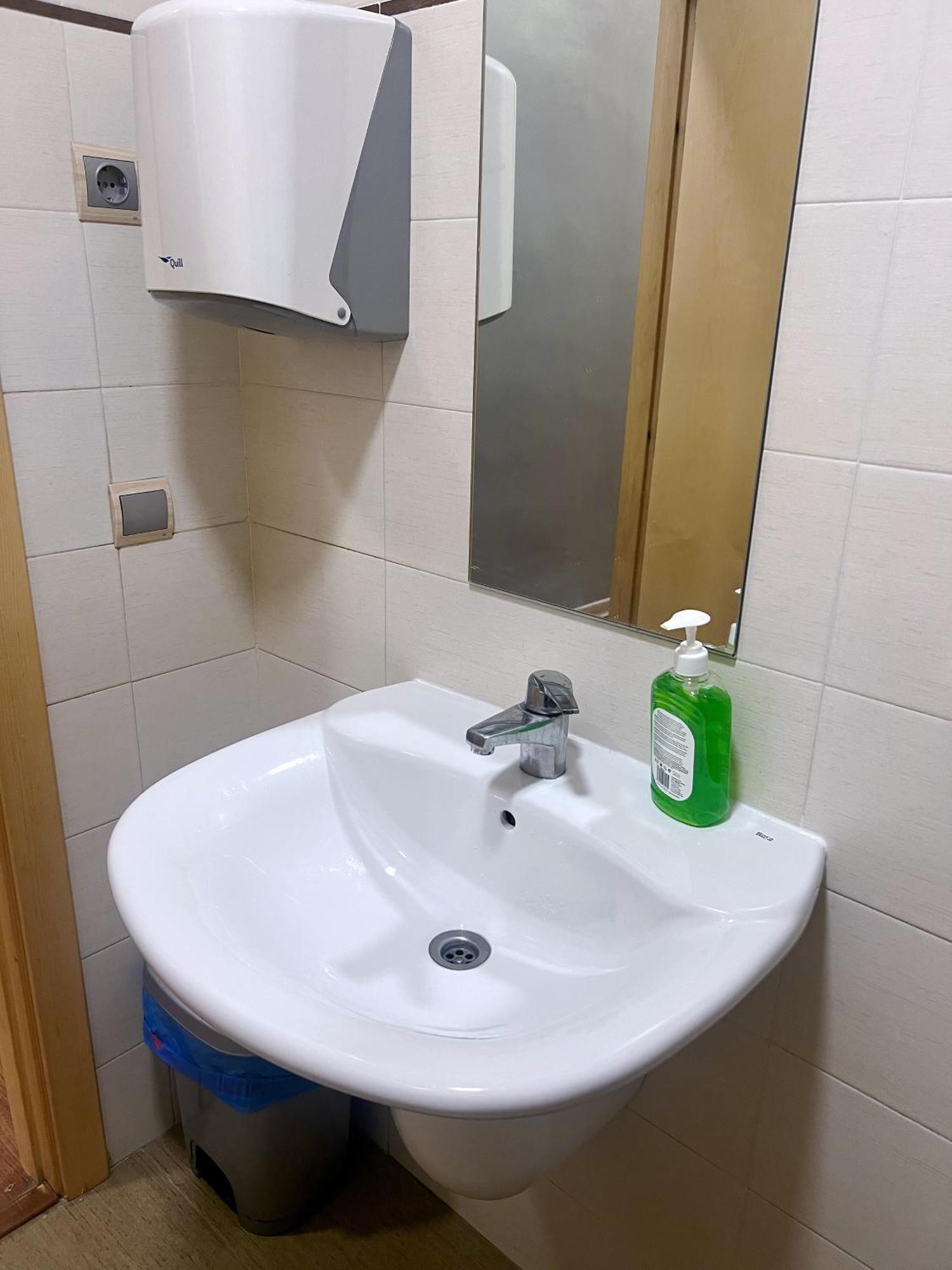 Hostel Acacias มาดริด ภายนอก รูปภาพ